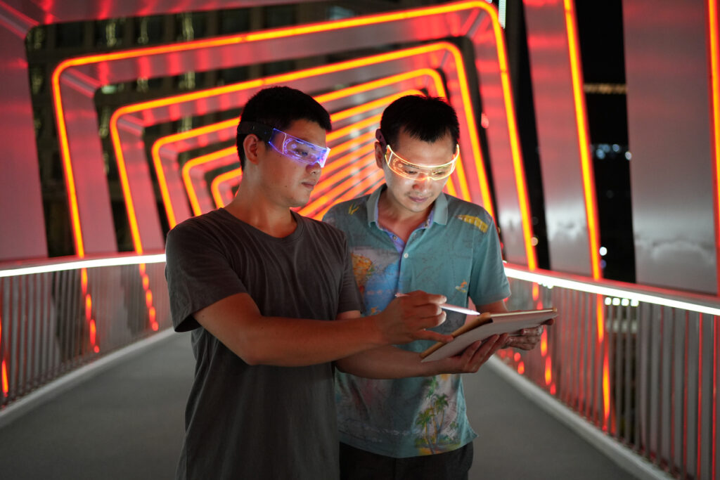 Homens com óculos de realidade aumentada em uma mostra tecnológica
